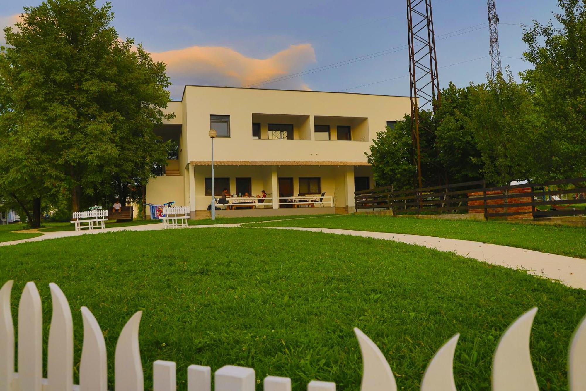 Holiday Homes Pozitiva Bihać Buitenkant foto